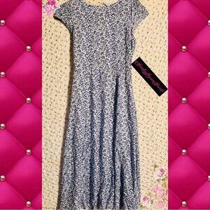 Banana Republic Ecovero™️midi dress. Cap sleeves blue floral with tasteful slit.